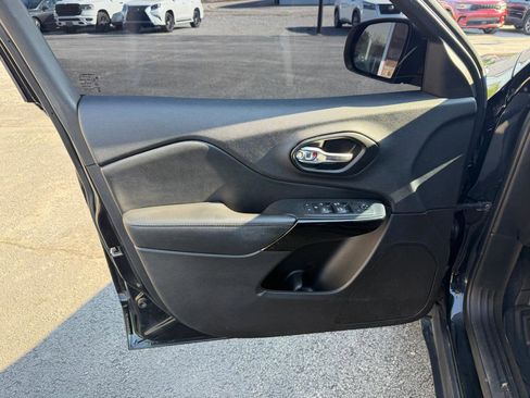 Used 2021 Jeep Cherokee Latitude Plus AWD/4WD image 12