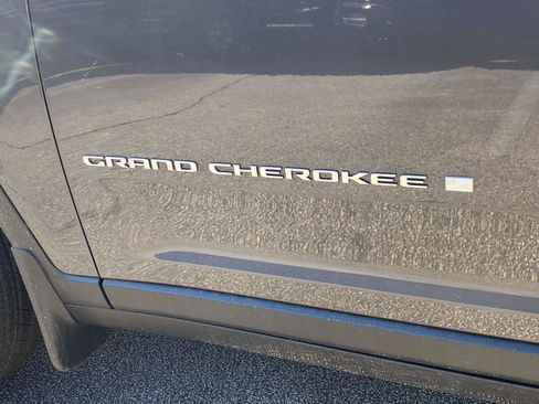 New 2025 Jeep Grand Cherokee Laredo X w/ Luxury Tech Group I image 14