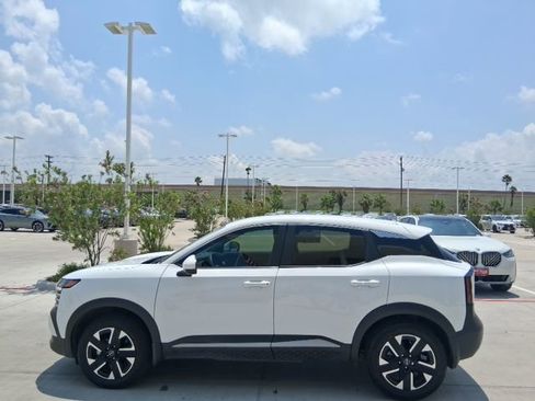Used 2025 Nissan Kicks SV AWD/4WD image 3