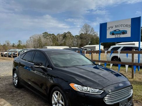 Used 2015 Ford Fusion SE FWD image 2