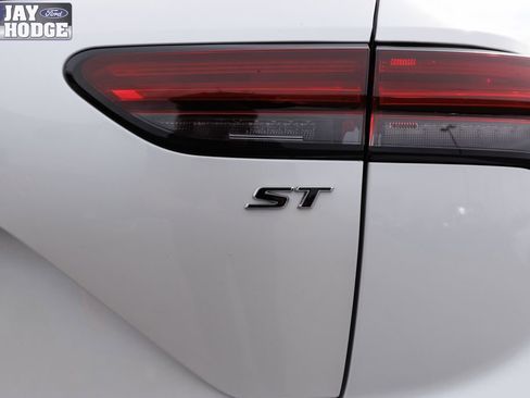 Used 2023 Buick Envision Essence w/ Technology Package I image 9