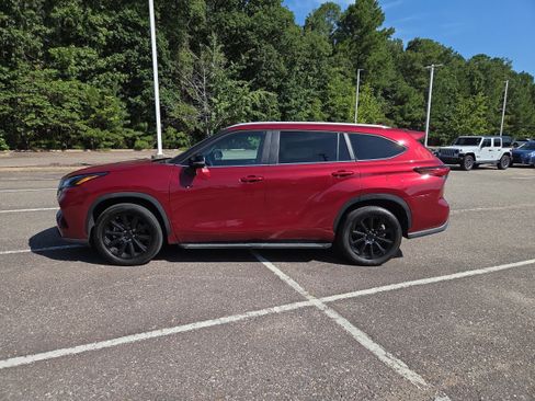 Used 2023 Toyota Highlander XLE FWD image 6