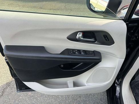 Used 2023 Chrysler Pacifica Touring-L FWD image 15