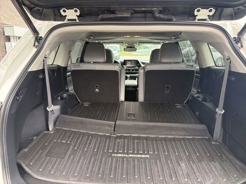 Used 2021 Toyota Highlander XLE AWD/4WD image 14
