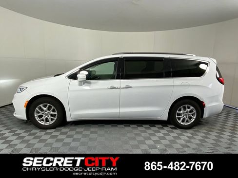 Used 2021 Chrysler Pacifica Touring-L FWD image 4