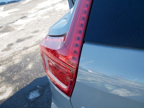 Used 2024 Volvo XC40 B5 Core image 17