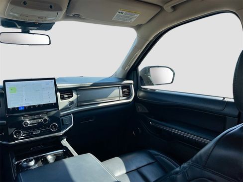 Used 2022 Ford Expedition Max XLT image 24