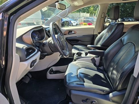 Used 2018 Chrysler Pacifica Touring-L w/ Premium Audio Group FWD image 8