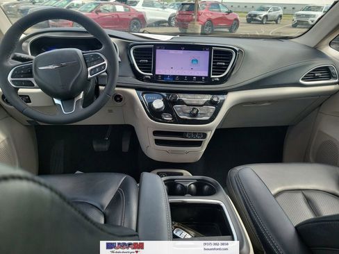 Used 2023 Chrysler Pacifica Touring-L FWD image 8