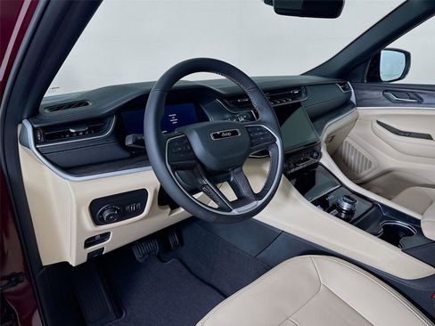 New 2025 Jeep Grand Cherokee Limited image 9