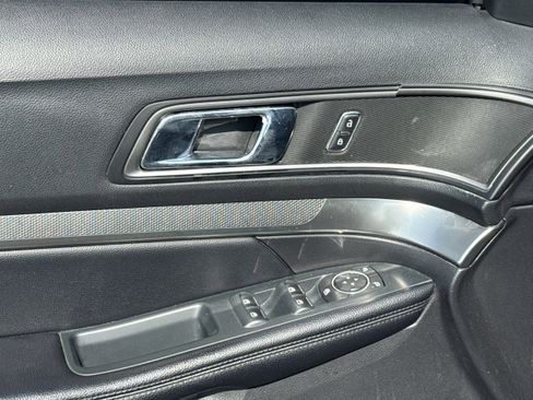 Used 2018 Ford Explorer XLT w/ Equipment Group 202A image 6