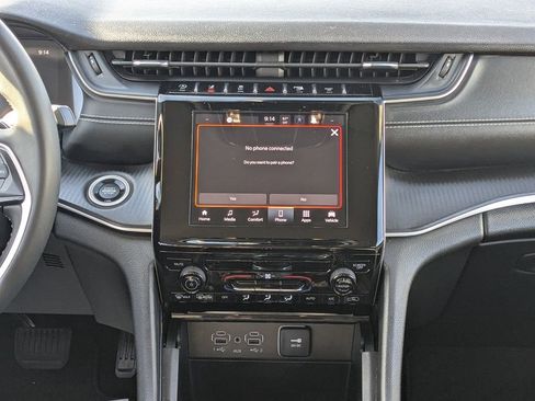 Used 2023 Jeep Grand Cherokee L Laredo image 16