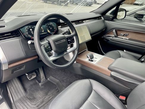 Certified 2025 Land Rover Range Rover SE image 13