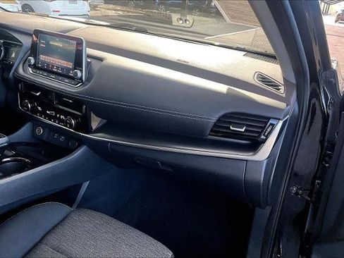 Certified 2021 Nissan Rogue SV image 17