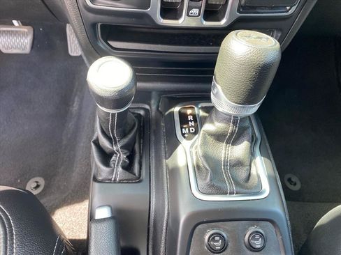 Used 2019 Jeep Wrangler Unlimited Sahara w/ Uconnect 4C Nav & Sound Group AWD/4WD image 12