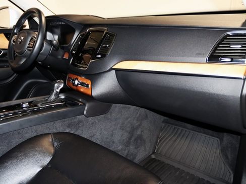 Used 2022 Volvo XC90 T6 Momentum w/ Advanced Package image 56