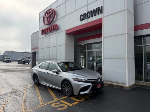 Used 2022 Toyota Camry SE FWD image 1