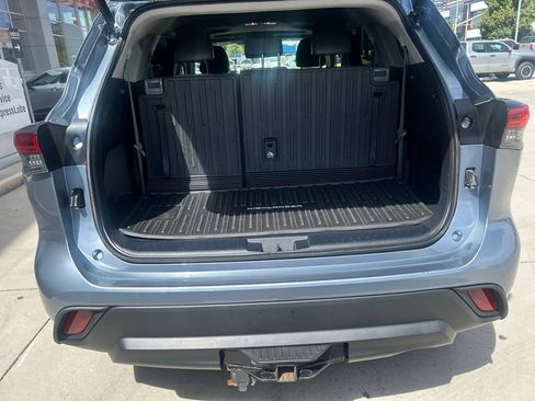 Used 2022 Toyota Highlander XLE AWD/4WD image 15