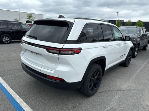 Used 2024 Jeep Grand Cherokee Altitude image 3