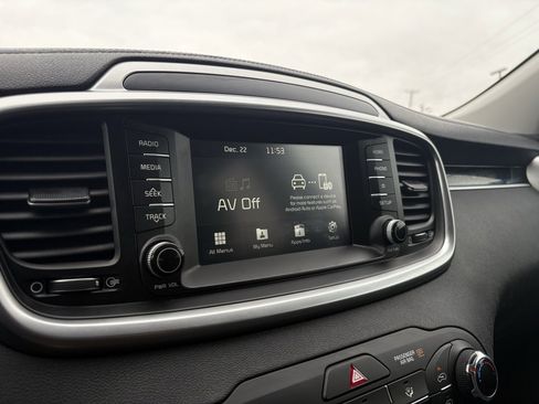 Used 2019 Kia Sorento LX image 16