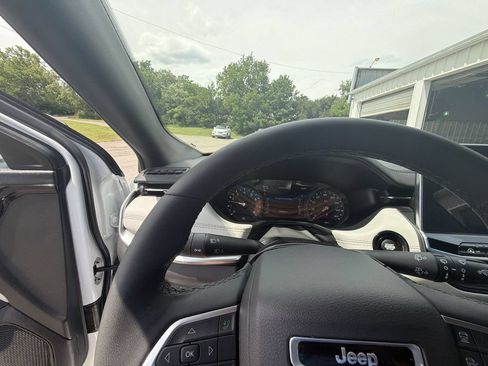 Used 2025 Jeep Compass Limited AWD/4WD image 15