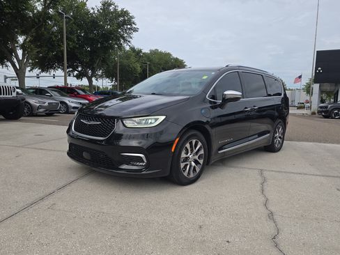 Used 2023 Chrysler Pacifica Pinnacle FWD image 4