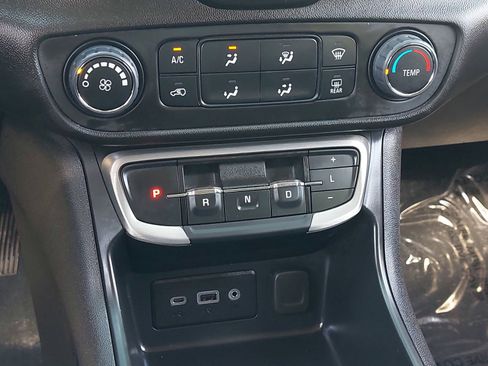 Used 2024 GMC Terrain SLE image 23