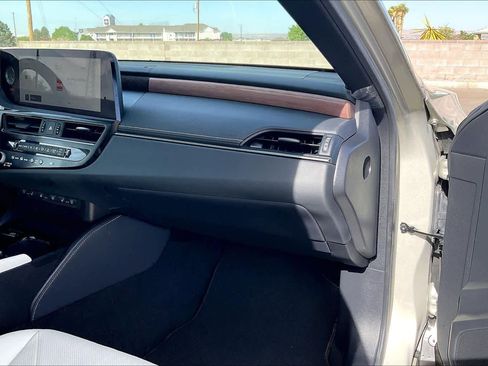 Used 2025 Lexus ES 300h w/ Accessory Package (Z2) FWD image 17