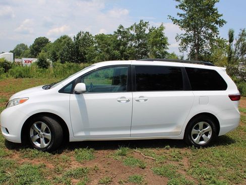 Used 2015 Toyota Sienna LE FWD image 11