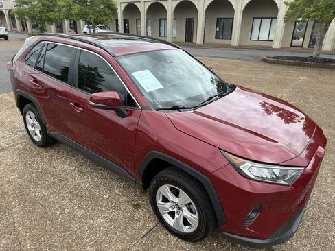 Used 2019 Toyota RAV4 XLE FWD image 4