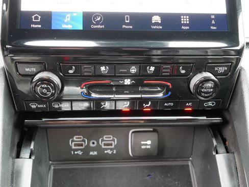 Used 2025 Jeep Grand Cherokee Limited w/ Luxury Tech Group II image 23
