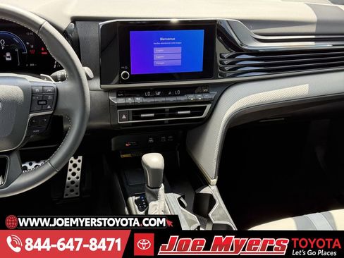 Used 2025 Toyota Camry SE w/ Convenience Package image 17