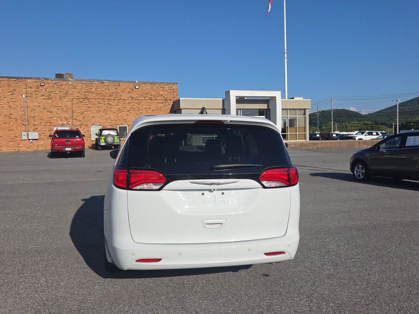 Used 2021 Chrysler Voyager L FWD image 4