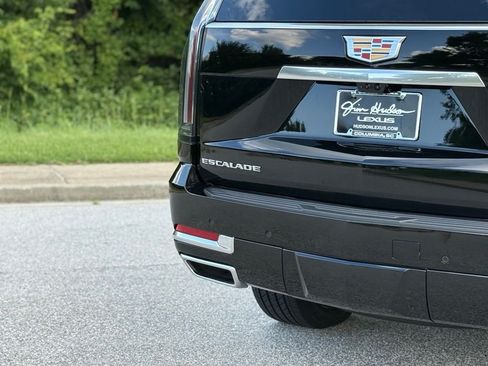 Used 2026 Cadillac Escalade Luxury w/ LPO, Floor Liner Package AWD/4WD image 14