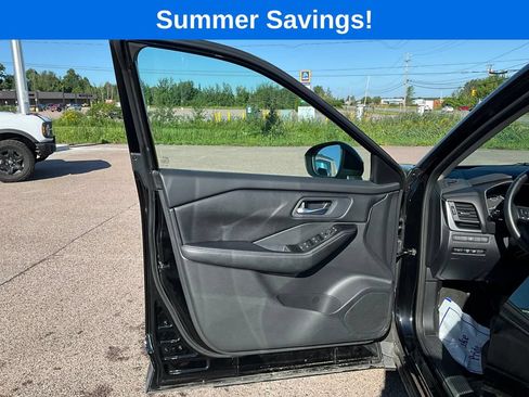 Used 2025 Nissan Rogue SV AWD/4WD image 18