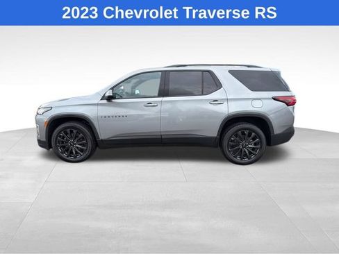 Used 2023 Chevrolet Traverse RS FWD image 2