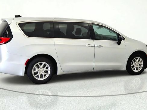 Used 2024 Chrysler Pacifica Touring-L FWD image 6