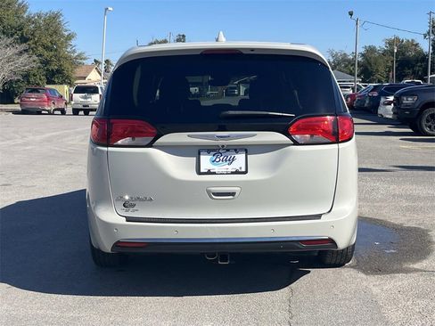 Used 2020 Chrysler Pacifica Touring w/ Tire & Wheel Group image 4