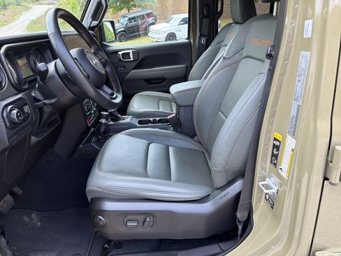 Used 2025 Jeep Gladiator Mojave AWD/4WD image 9
