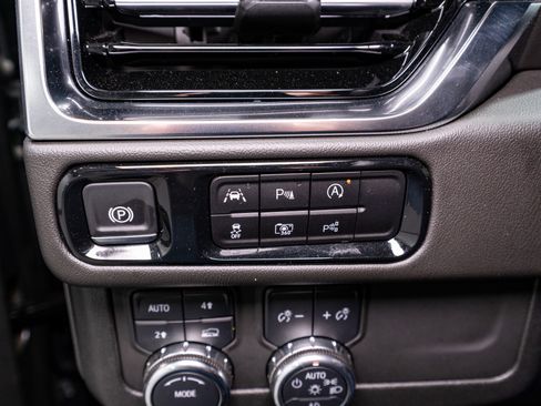 Used 2025 GMC Yukon Denali image 31