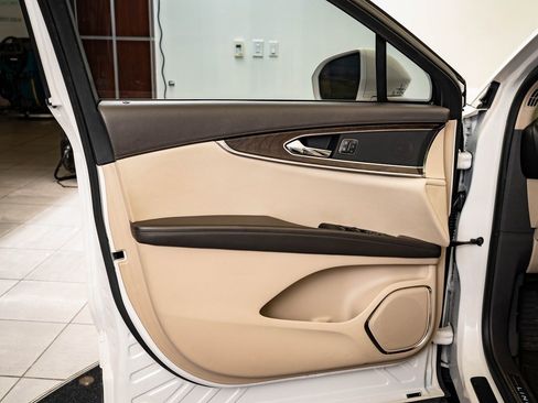 Used 2019 Lincoln Nautilus Select image 22