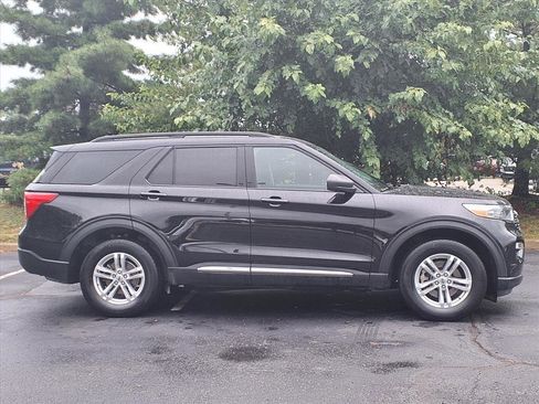 Used 2023 Ford Explorer XLT w/ Equipment Group 202A image 8