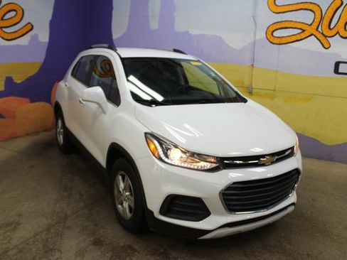 Used 2019 Chevrolet Trax LT w/ LT Convenience Package FWD image 2