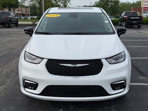 Used 2024 Chrysler Pacifica Limited w/ Uconnect Theater Family Group FWD image 11