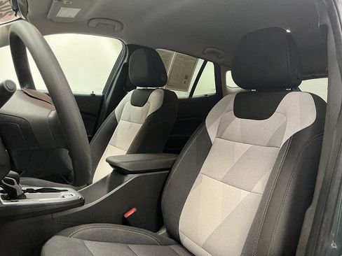 Used 2025 Chevrolet Trax LS w/ LS Convenience Package FWD image 9