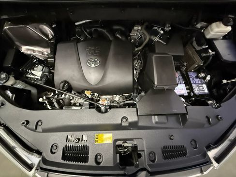 Used 2019 Toyota Highlander XLE AWD/4WD image 26