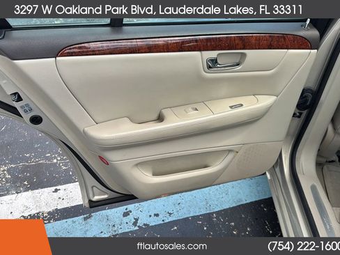 Used 2007 Cadillac DTS w/ Trunk Convenience Package image 32