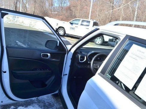 Used 2024 Hyundai Venue SEL image 15