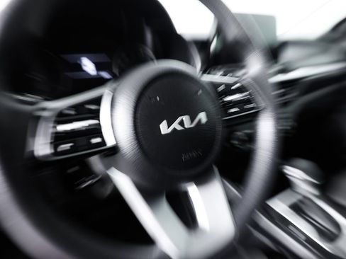 Used 2024 Kia Forte LXS FWD image 29