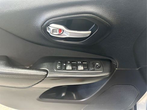 Used 2016 Jeep Cherokee Latitude AWD/4WD image 10